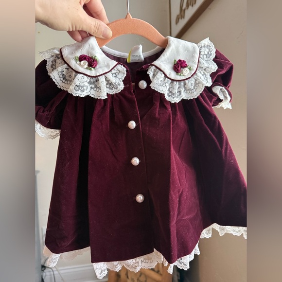 Vintage 70's Burgundy Velvet Baby Dress with Lace Collar - www.desnorhaar.be Vintage 70's Burgundy Velvet Baby Dress with Lace Collar - www.desnorhaar.be